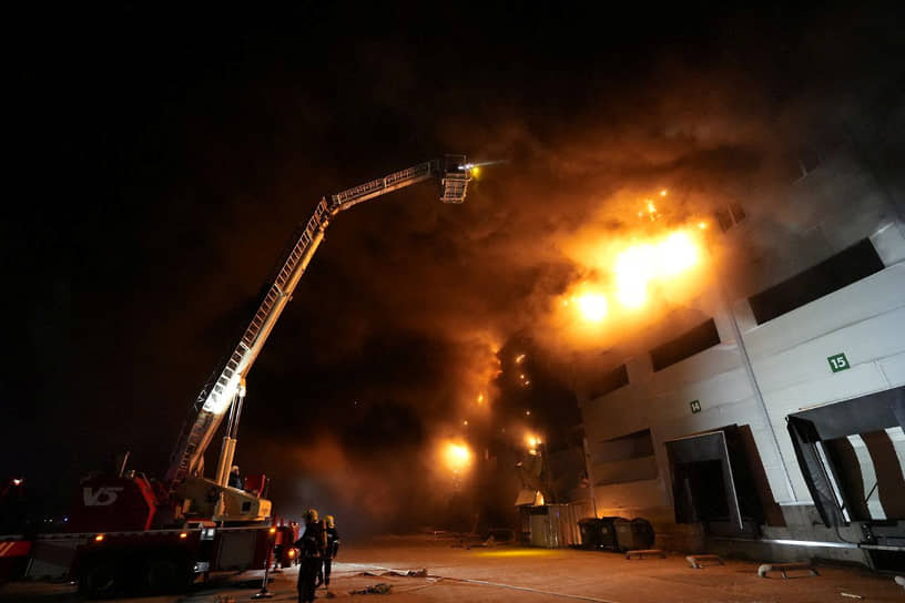 Экстренные службы на месте пожара в складских помещениях, случившегося в результате авиаудара в Одесской области