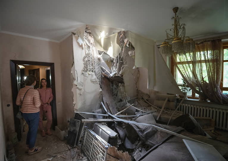 Жители Днепра в квартире, разрушенной в результате ракетного удара