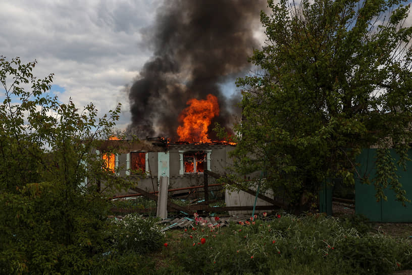 Пожар в жилом доме после авиаудара в Константиновке в Донецкой области