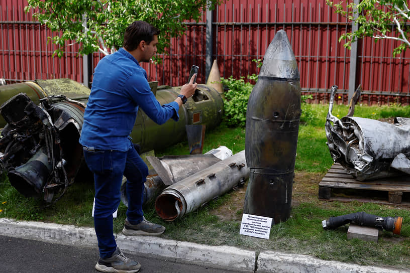 В Киеве журналист фотографирует сбитую ракету