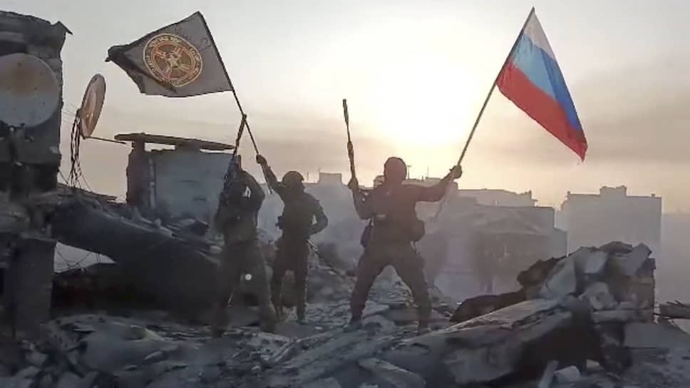 Бойцы ЧВК «Вагнер» машут флагами в честь взятия Бахмута (Артемовска)