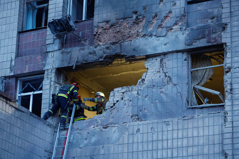 Спасатели работают в поврежденном здании в Киеве
