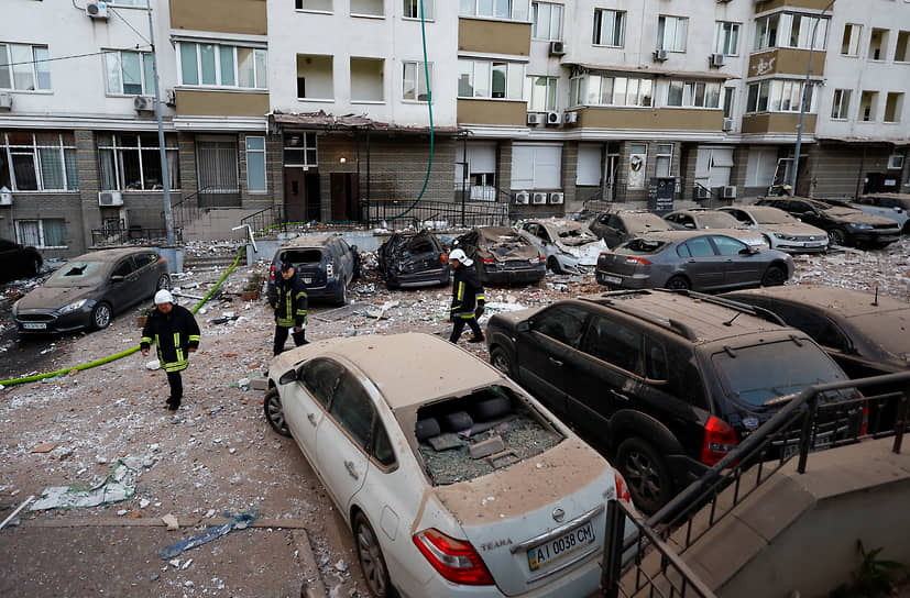 Пожарные на месте обстрела в Киеве