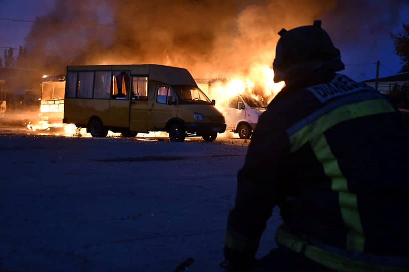 Пожарные работают на территории транспортного предприятия, загоревшегося при обстреле Херсона