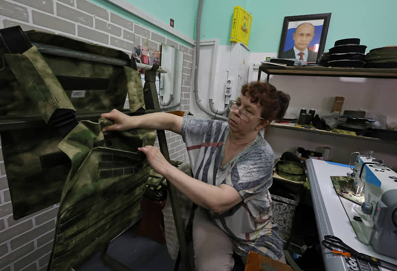 Женщина работает в швейном цехе, перепрофилированном под производство бронежилетов, в Симферополе