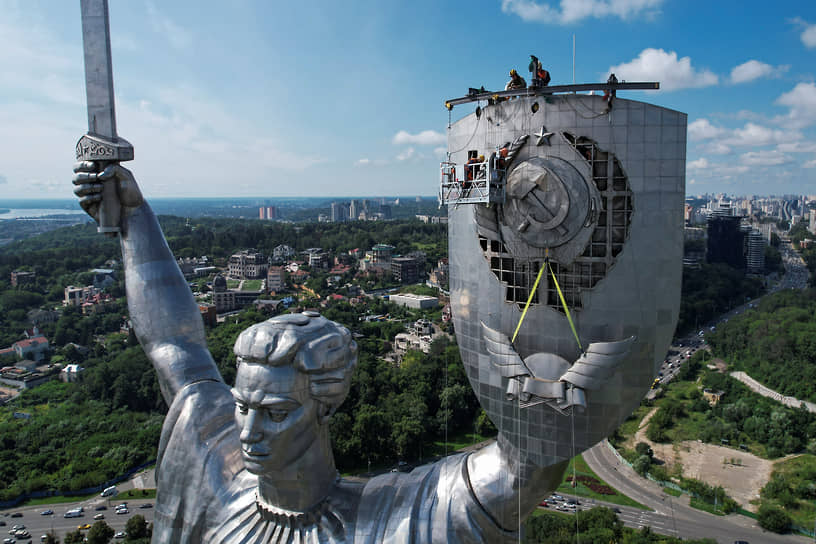 Рабочие демонтируют советский герб с монумента «Родина-мать» в Киеве