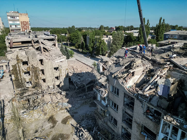 Спасатели ликвидируют последствия ракетного удара в Покровске