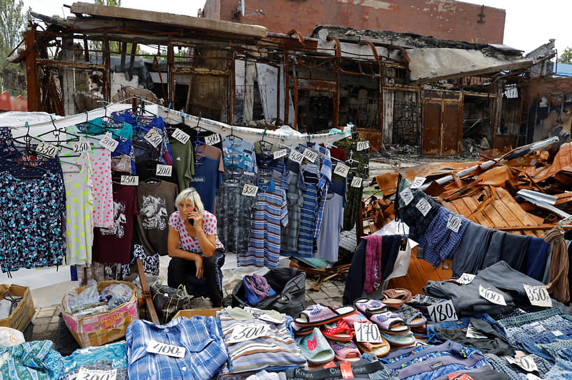 Женщина торгует на территории разрушенного рынка возле железнодорожного вокзала в Донецке