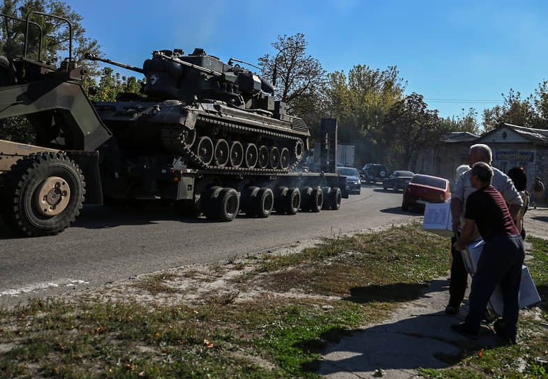 В Харьковской области во время раздачи гуманитарной помощи местные жители разглядывают зенитную самоходную установку «Гепард»