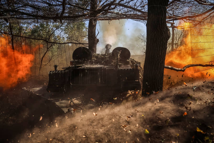 Украинские военнослужащие из горно-штурмовой бригады «Эдельвейс» ведут огонь из самоходной гаубицы 2С1 «Гвоздика» по российским войскам в ДНР