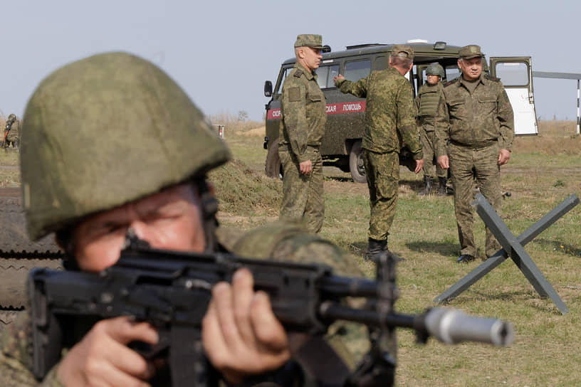 Министр обороны России Сергей Шойгу (справа) на одном из полигонов Южного военного округа 
