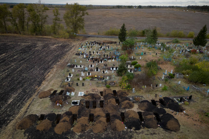 Свежевырытые могилы на кладбище в селе Гроза под Харьковом
