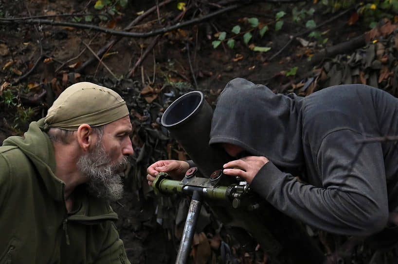Украинские военнослужащие наводят миномет