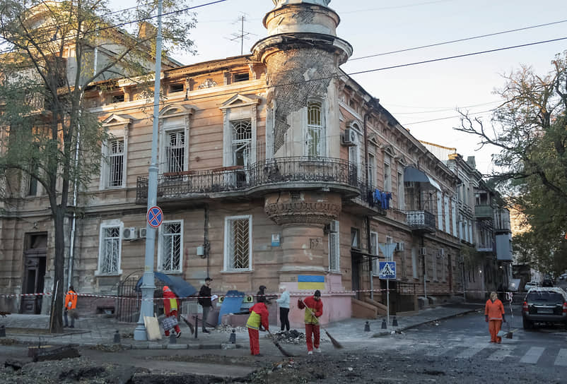 Муниципальные работники убирают территорию в Одессе 