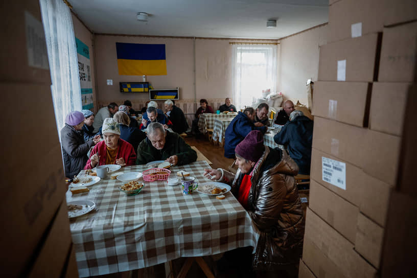 Беженцы обедают во временном убежище в Константиновке