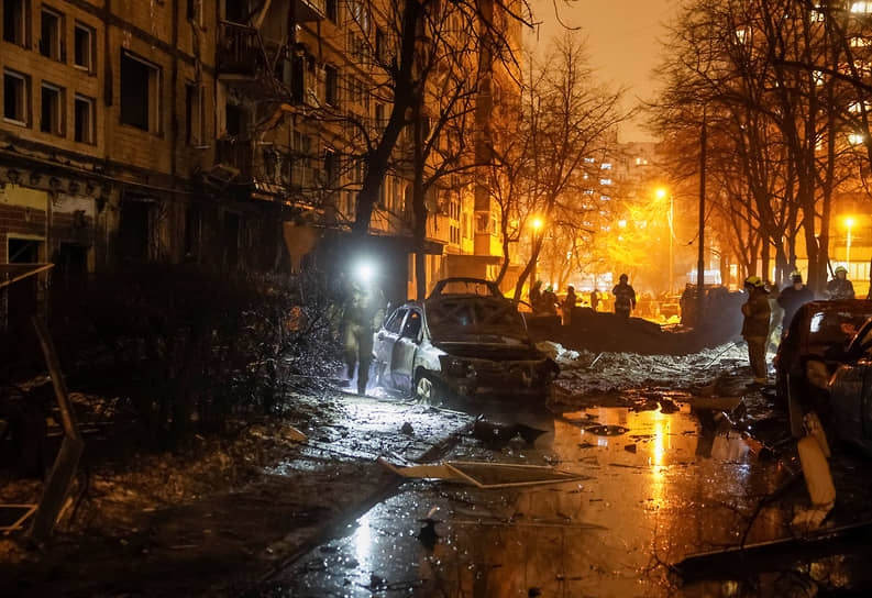 Спасатели ликвидируют последствия обстрела в Киеве