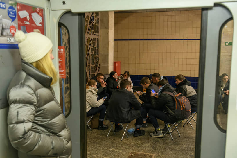 Жители Киева укрываются в метро во время ракетного обстрела