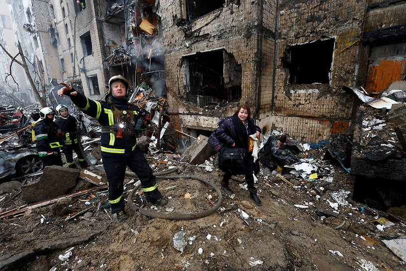 Работа пожарных в Киеве на месте дома, пострадавшего от ракетной атаки 
