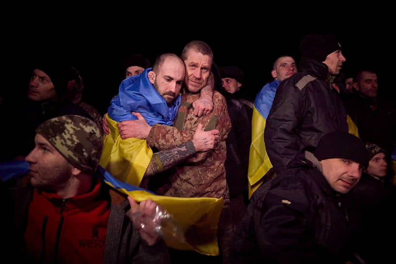 Украинские военнопленные после новостей об обмене