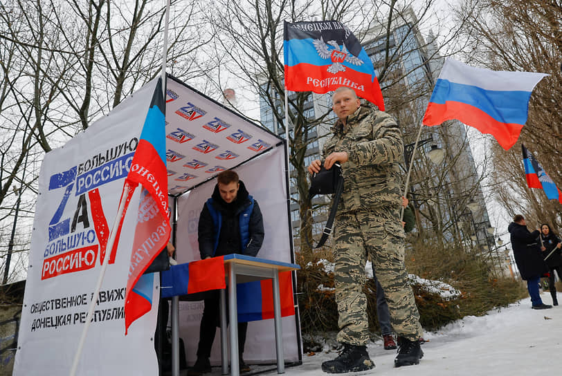 Активисты в Донецке собирают подписи в поддержку Владимира Путина на предстоящих президентских выборах