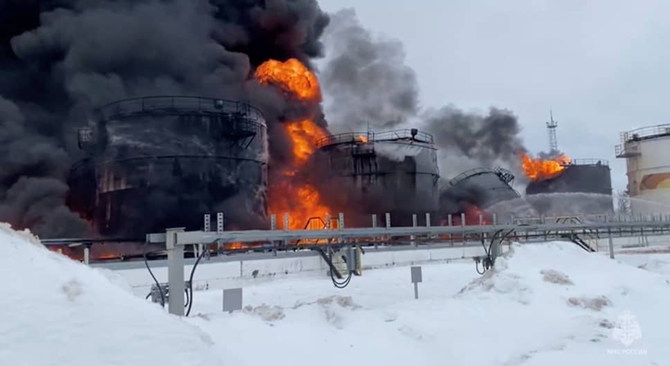 Пожарные тушат нефтяные резервуары на складе в Клинцах