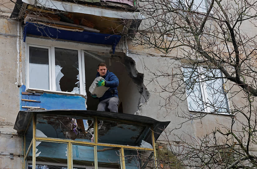 Житель Горловки разбирает завалы в своей квартире после обстрела города