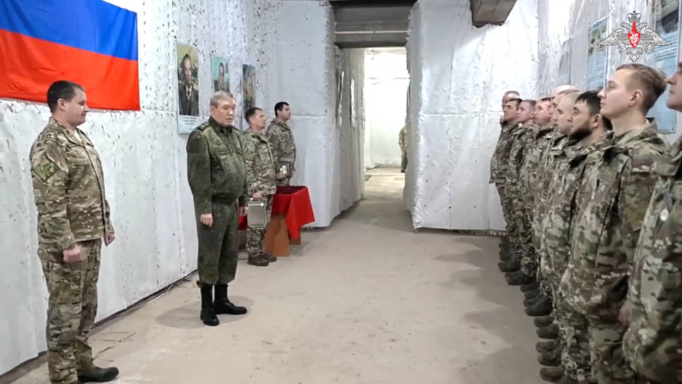 Начальник Генерального штаба ВС РФ Валерий Герасимов встречается с военнослужащими, участвовавшими во взятии Авдеевки