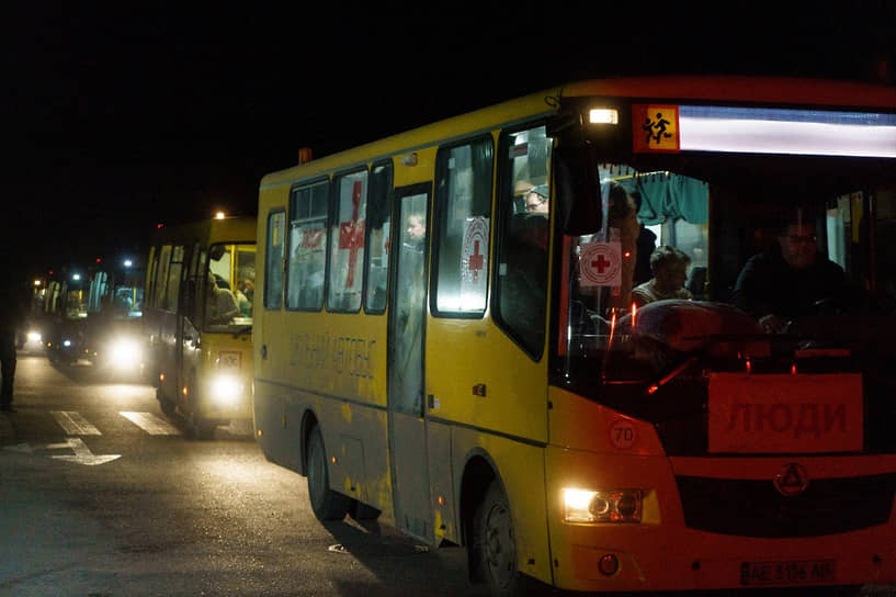 Эвакуационные автобусы приезжают в Запорожье 