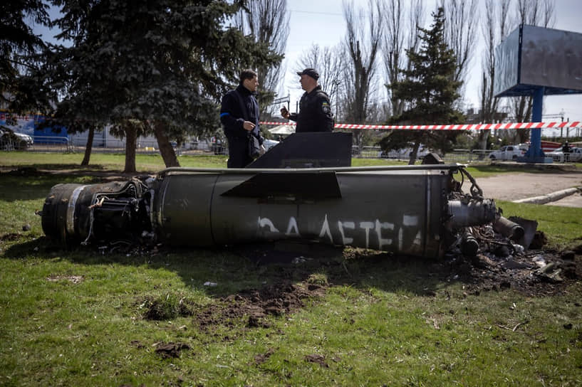 Сотрудники национальной полиции Украины работают на месте падения ракеты в Краматорске