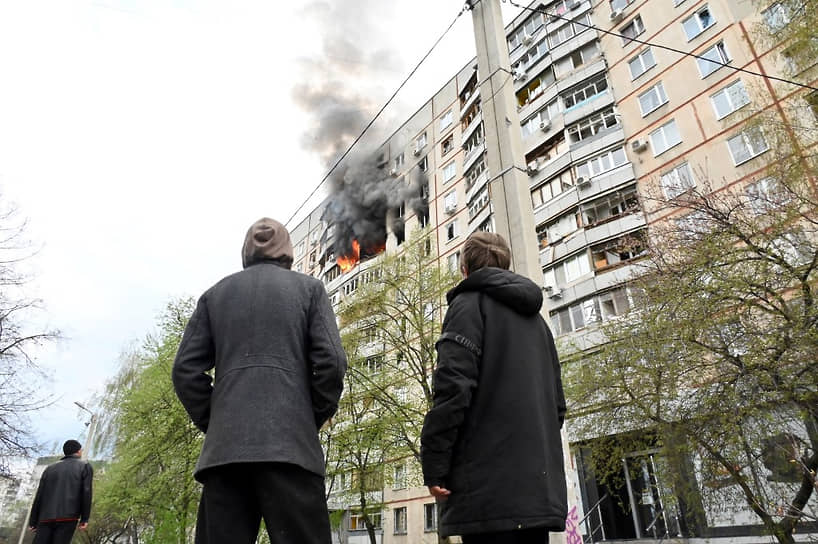 Люди смотрят на пожар в квартире в Харькове
