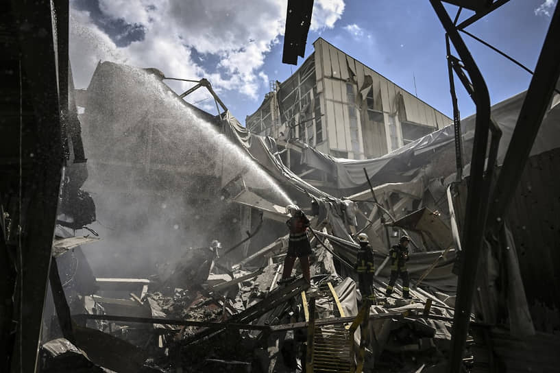 Пожарные тушат возгорание на гипсовом заводе после обстрела города Бахмут на востоке Украины
