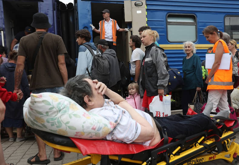 Эвакуация на железнодорожной станции в Покровске 