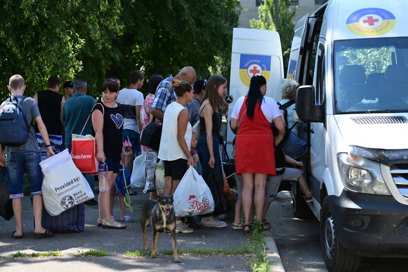 Жители Славянска и близлежащих городов ждут автобусы для эвакуации