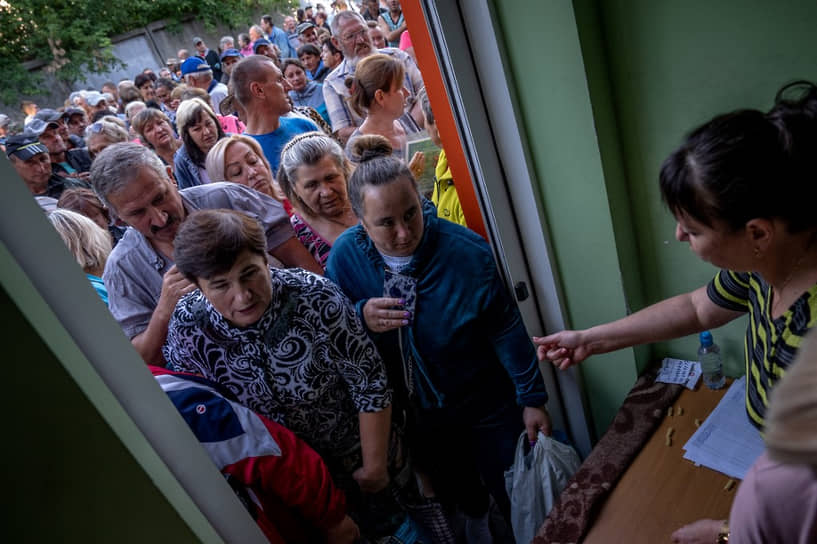 Местные жители получают гуманитарную помощь в городе Золочев во Львовской области 