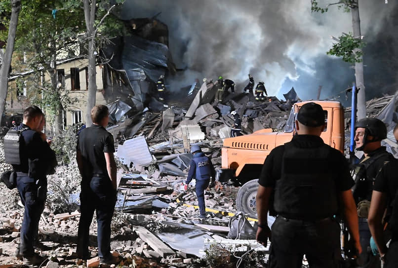 Разрушенное при обстреле общежитие в Харькове