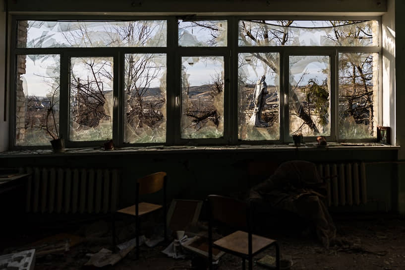 Здание школы в селе Богородичное на Донбассе, поврежденное в результате обстрела