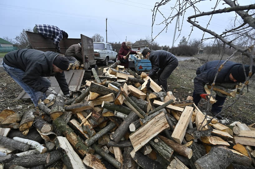 Местные жители собирают дрова в селе Станислав в Херсонской области