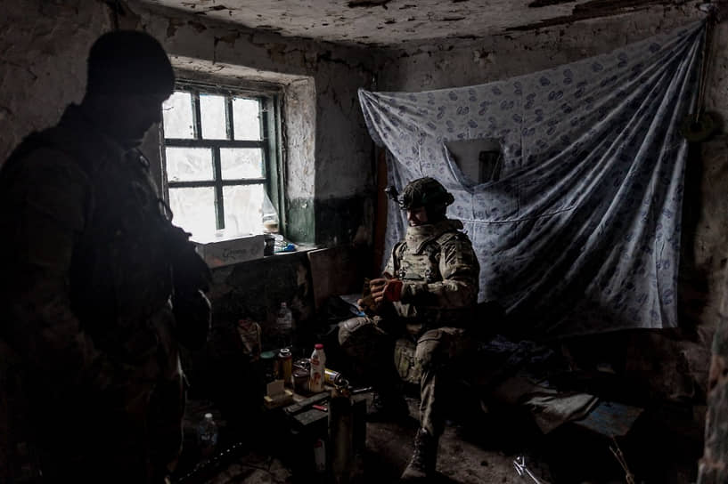 Украинские военные готовят кофе на артиллерийской позиции внутри здания недалеко от Бахмута (Артемовска)