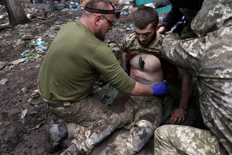 Военные медики оказывают помощь раненому украинскому военнослужащему в Бахмуте (Артемовске)
