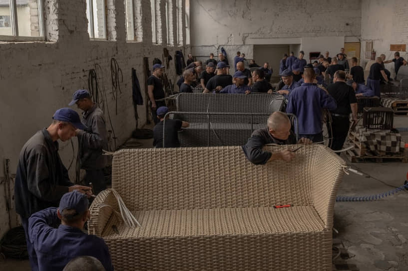 Российские военнопленные изготавливают мебель в мастерской на западе Украины