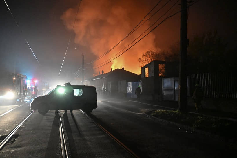 Сотрудники экстренных служб в Харькове ликвидируют пожар, начавшийся после обстрела