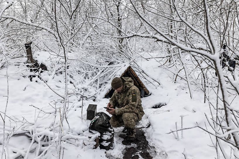 Украинский солдат стоит на боевой позиции в направлении Харькова