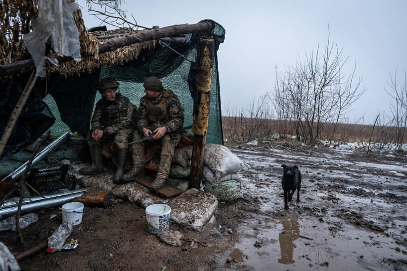 Украинские солдаты на позиции в направлении Бахмута