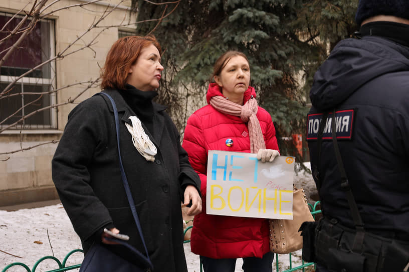 Одиночные пикеты у здания посольства Украины в Москве
