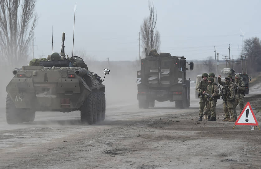 Военная техника и солдаты на улицах Армянска в Крыму