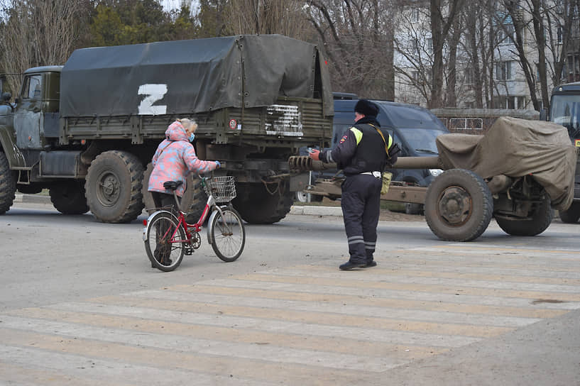 Армянск, Республика Крым, Россия. Военная техника на улице города