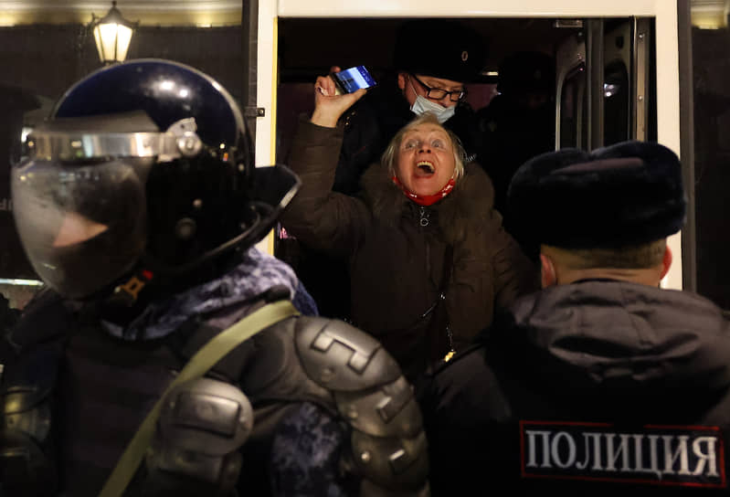 Задержанные участники акции в Санкт-Петербурге