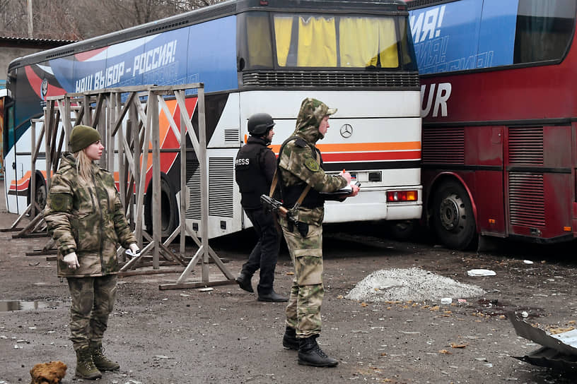 Последствия обстрела в автохозяйстве областного совета профсоюзов в Донецке