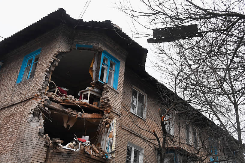 Жилой дом после обстрела в Донецке