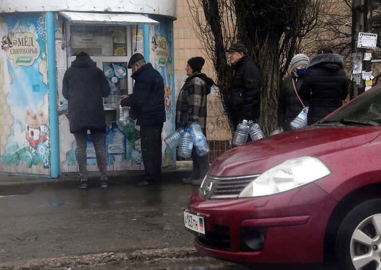 Очередь за питьевой водой в Донецке